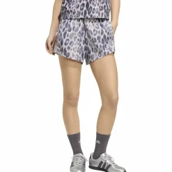 Seasonal Essentials Leopard Print Woven with 3-Stripes Damen Shorts
